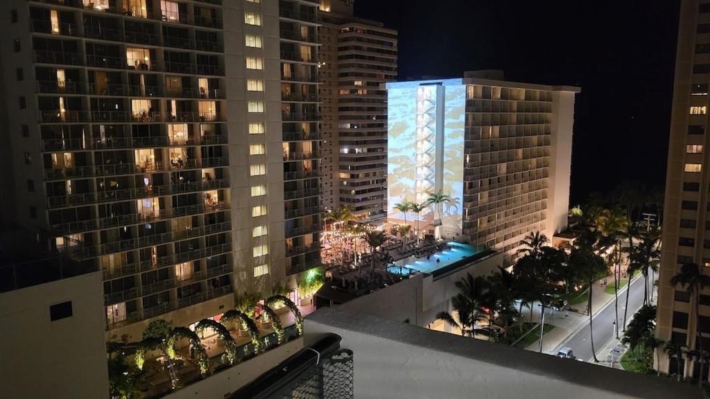 Waikiki Condo 2 Bedrooms 2 Bathrooms With 1 Free Parking Space هونولولو المظهر الخارجي الصورة