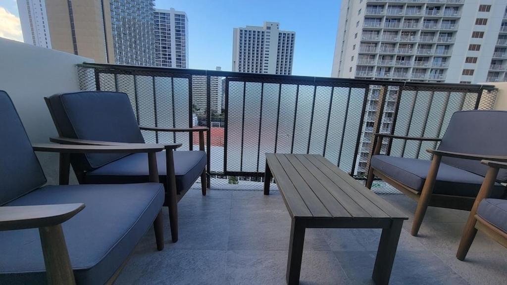 Waikiki Condo 2 Bedrooms 2 Bathrooms With 1 Free Parking Space هونولولو المظهر الخارجي الصورة