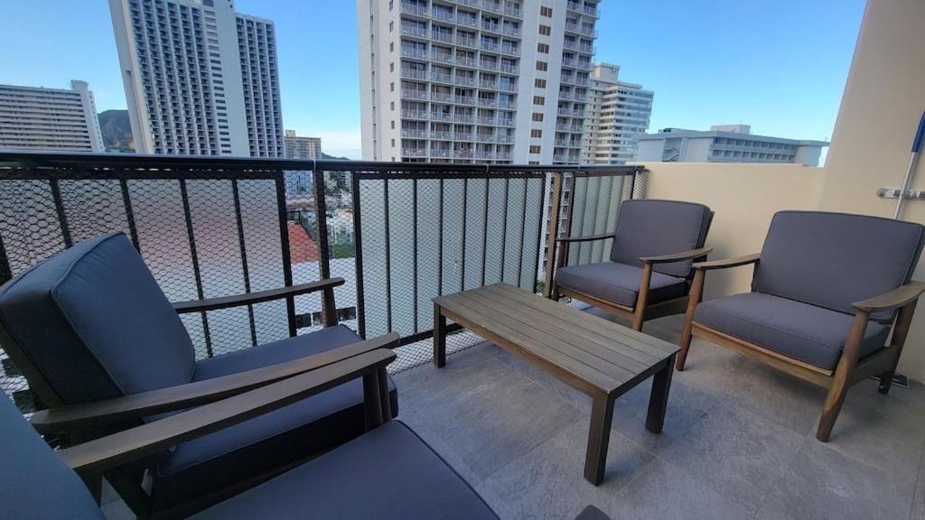 Waikiki Condo 2 Bedrooms 2 Bathrooms With 1 Free Parking Space هونولولو المظهر الخارجي الصورة