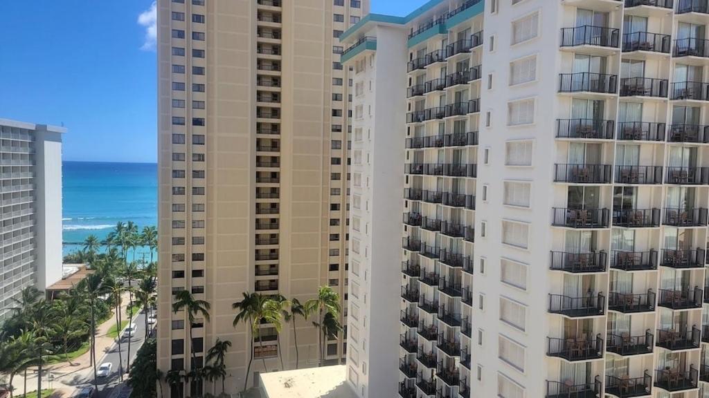 Waikiki Condo 2 Bedrooms 2 Bathrooms With 1 Free Parking Space هونولولو المظهر الخارجي الصورة