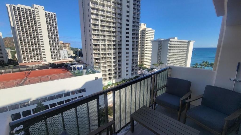 Waikiki Condo 2 Bedrooms 2 Bathrooms With 1 Free Parking Space هونولولو المظهر الخارجي الصورة