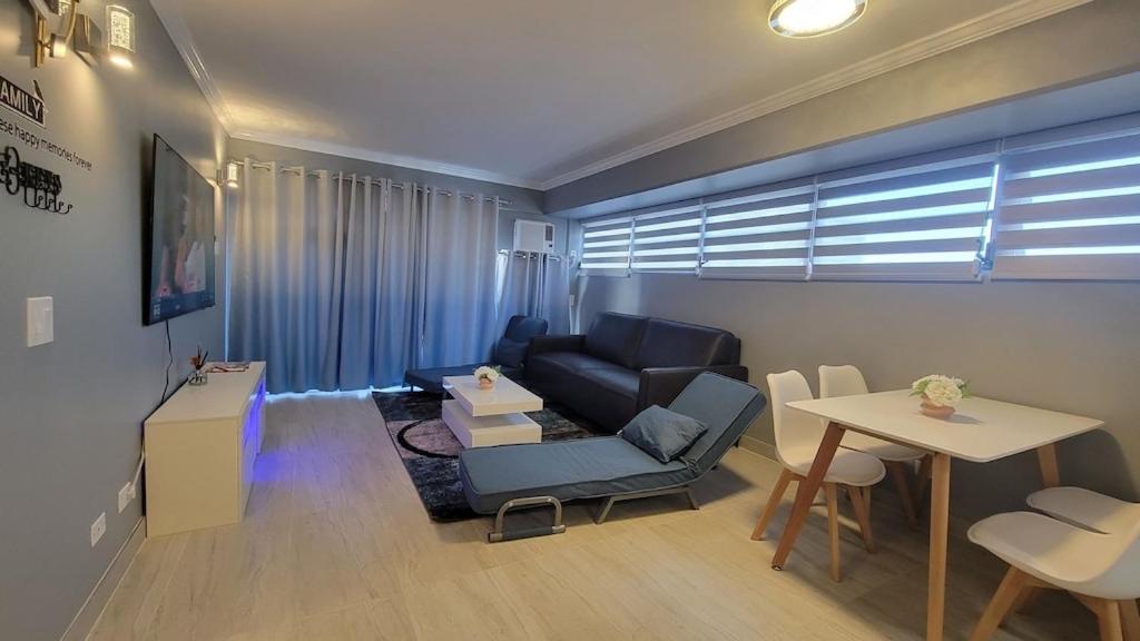 Waikiki Condo 2 Bedrooms 2 Bathrooms With 1 Free Parking Space هونولولو المظهر الخارجي الصورة