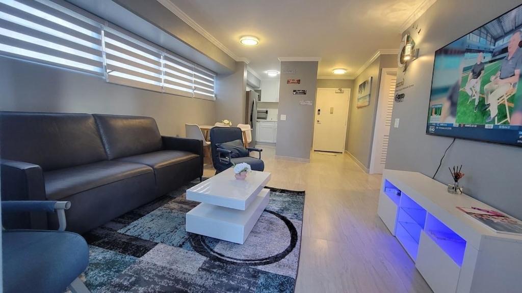 Waikiki Condo 2 Bedrooms 2 Bathrooms With 1 Free Parking Space هونولولو المظهر الخارجي الصورة