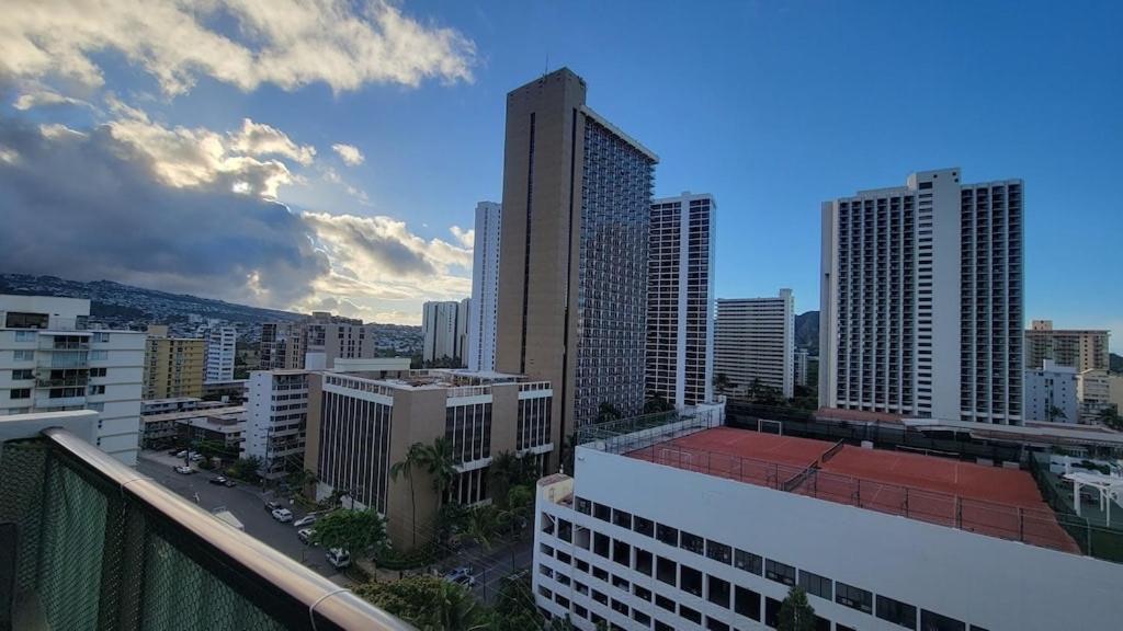 Waikiki Condo 2 Bedrooms 2 Bathrooms With 1 Free Parking Space هونولولو المظهر الخارجي الصورة